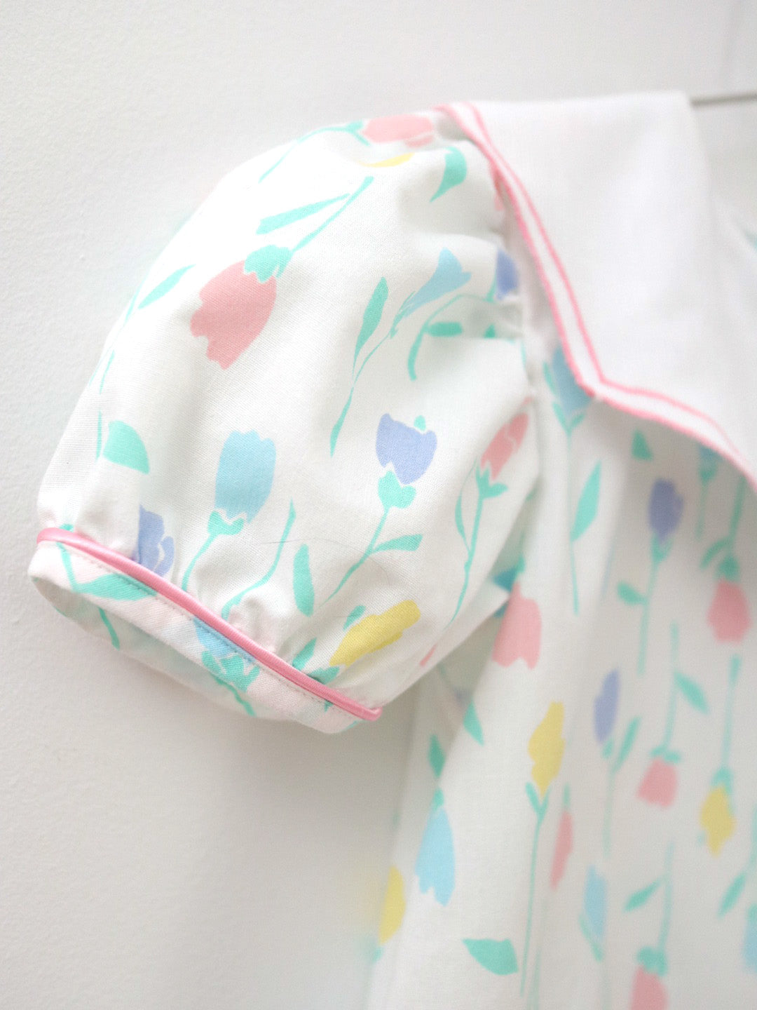 Robe vintage à imprimé fruits roses et nœuds dans le dos / 4 ans