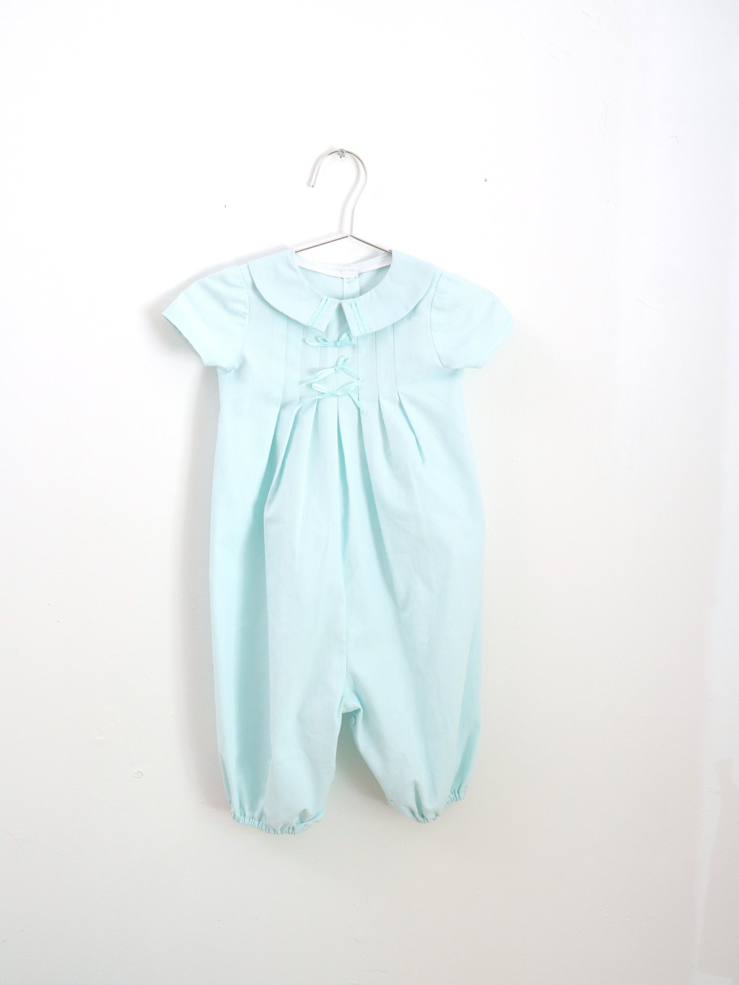 Barboteuse vintage en coton à bulles avec nœuds bleu clair / 12 mois