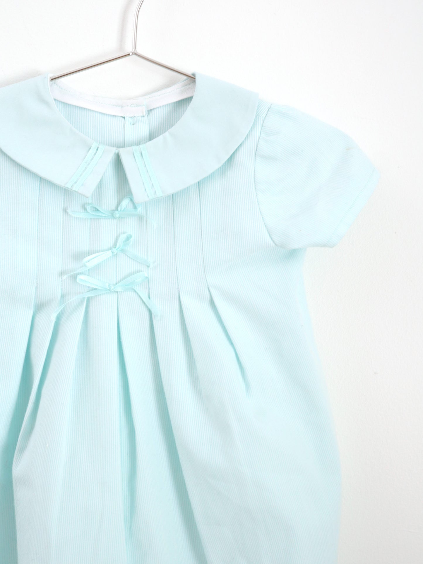 Barboteuse vintage en coton à bulles avec nœuds bleu clair / 12 mois