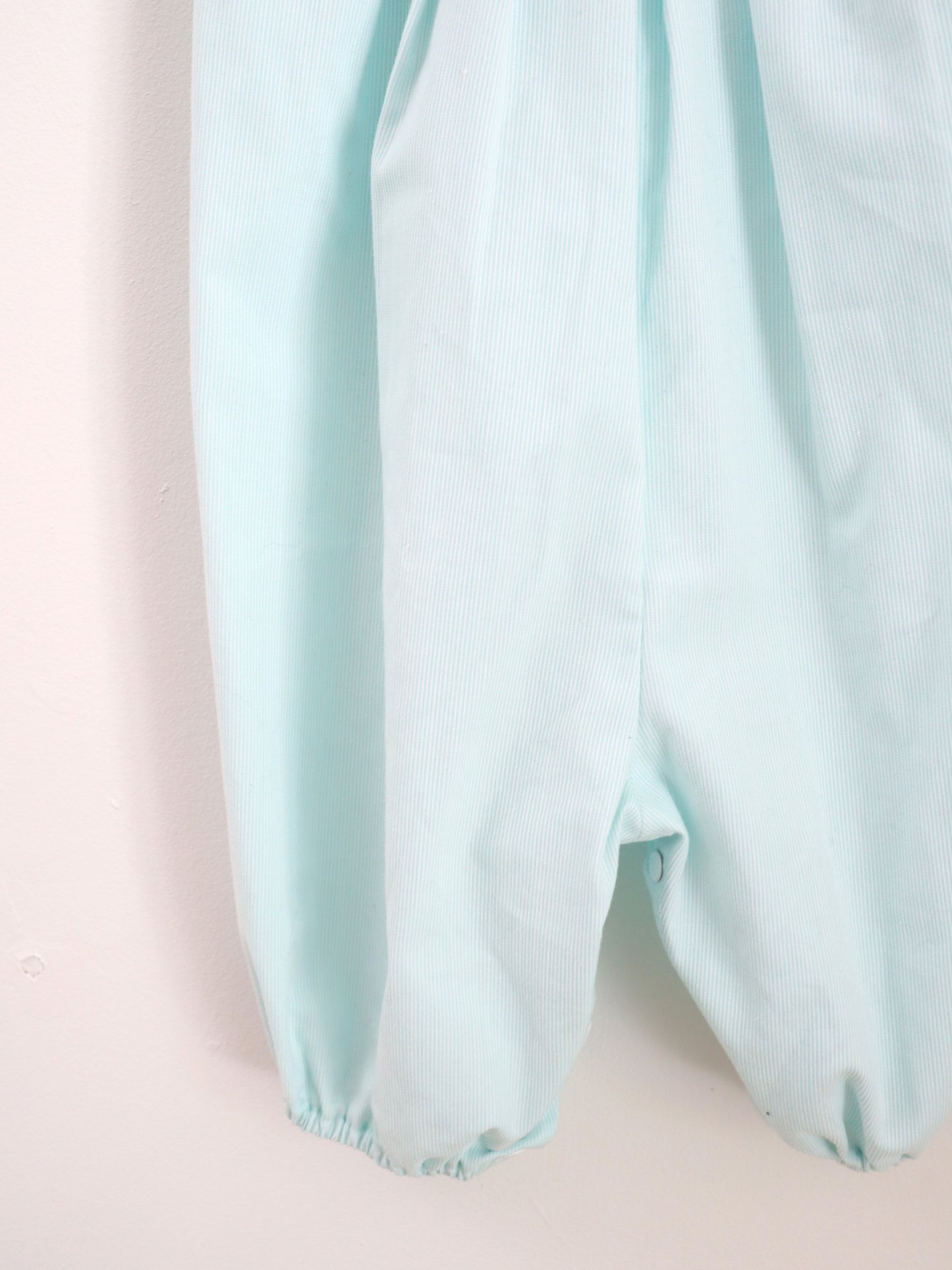 Barboteuse vintage en coton à bulles avec nœuds bleu clair / 12 mois