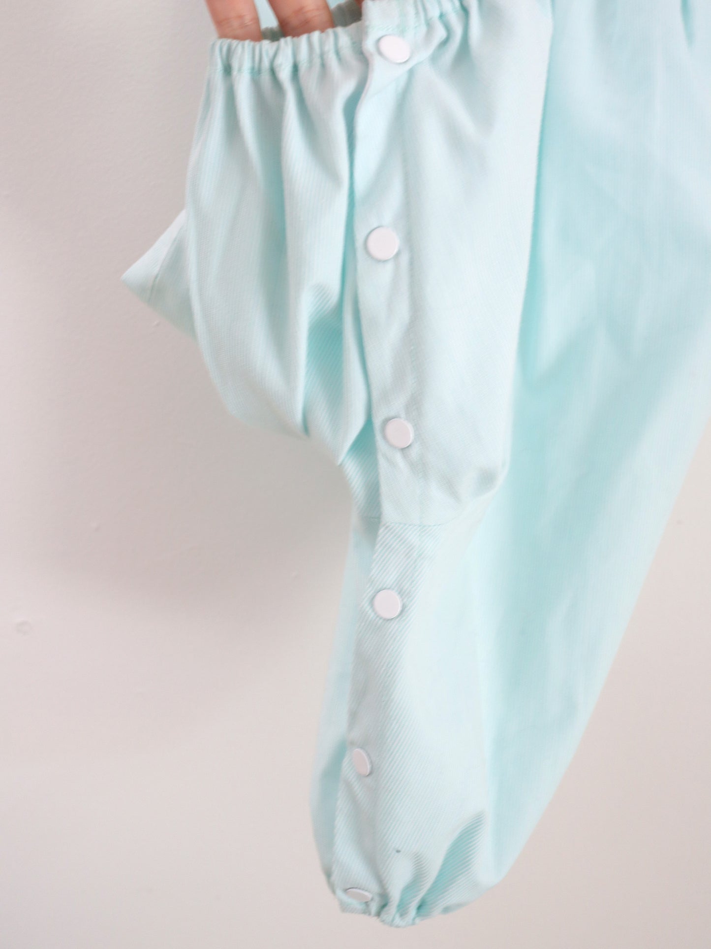 Barboteuse vintage en coton à bulles avec nœuds bleu clair / 12 mois