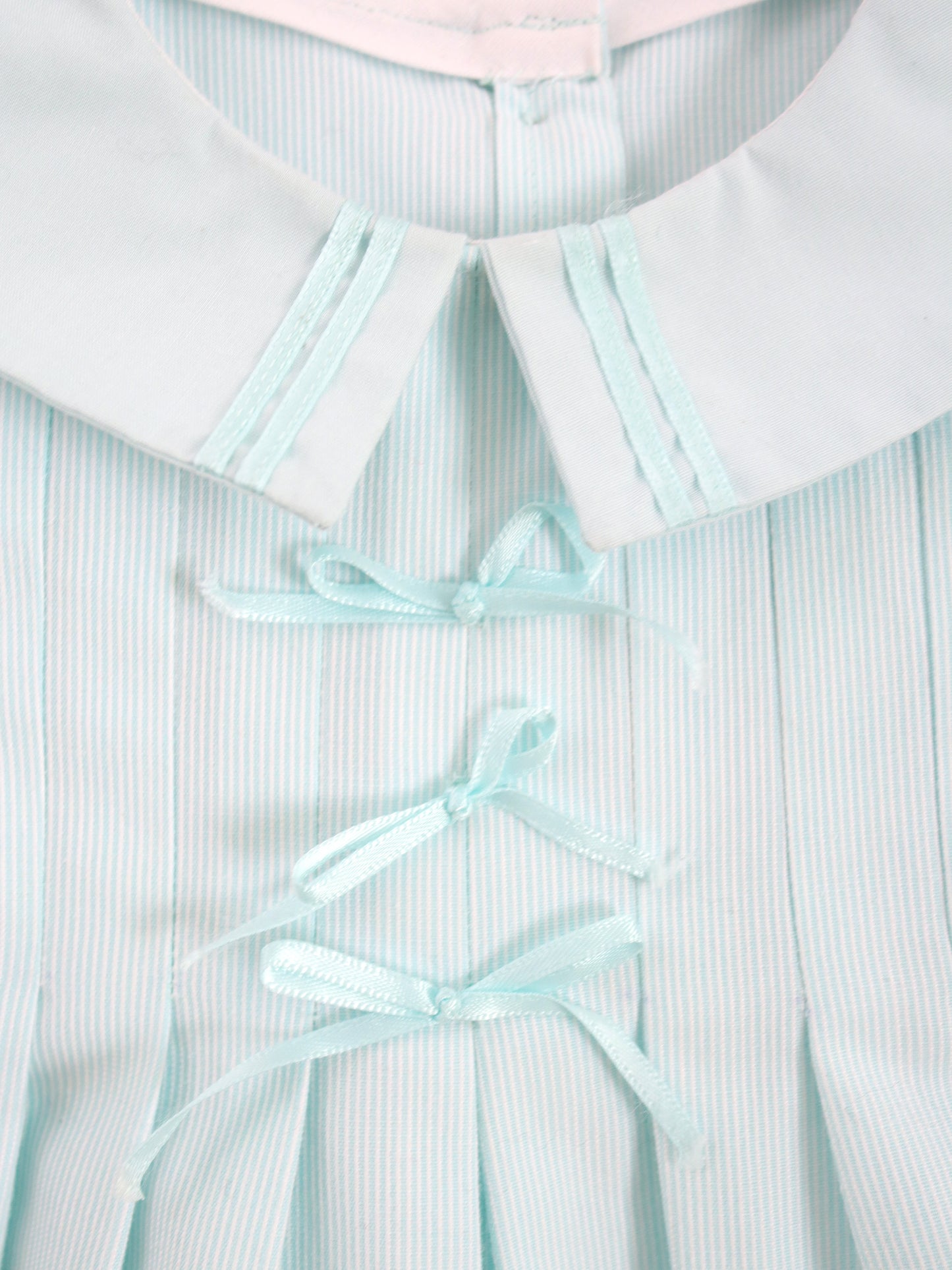 Barboteuse vintage en coton à bulles avec nœuds bleu clair / 12 mois